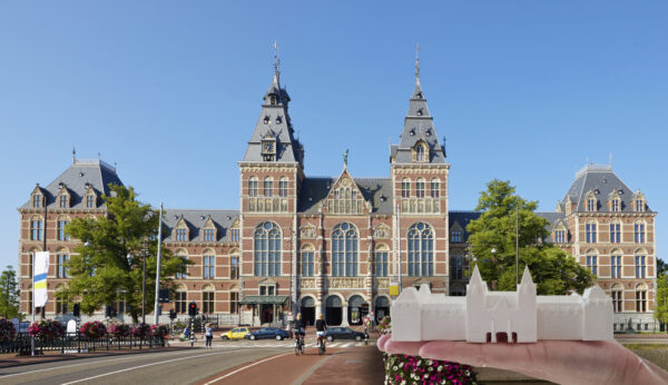 Rijksmuseum met een 3D print van het museum ervoor