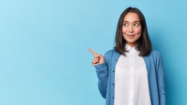 Jonge vrouw steekt wijsvinger omhoog.