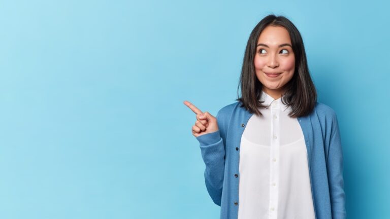 Jonge vrouw steekt wijsvinger omhoog.