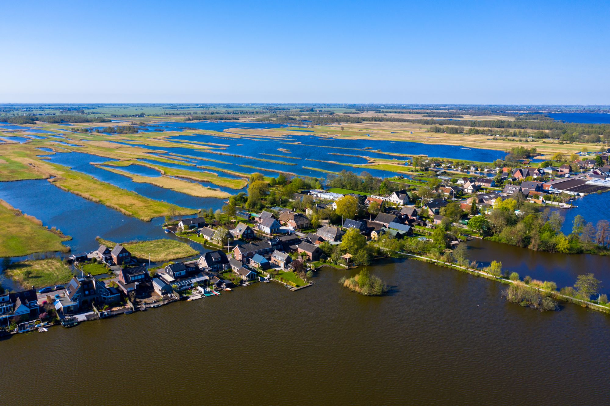 Luchtfoto van Nederland in polderlandschap.