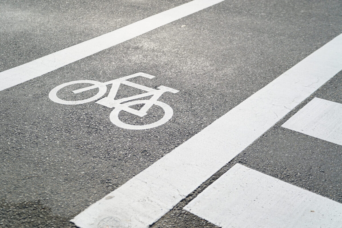 Wegmarkeringen op een asfaltweg