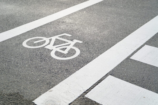 Wegmarkeringen op een asfaltweg