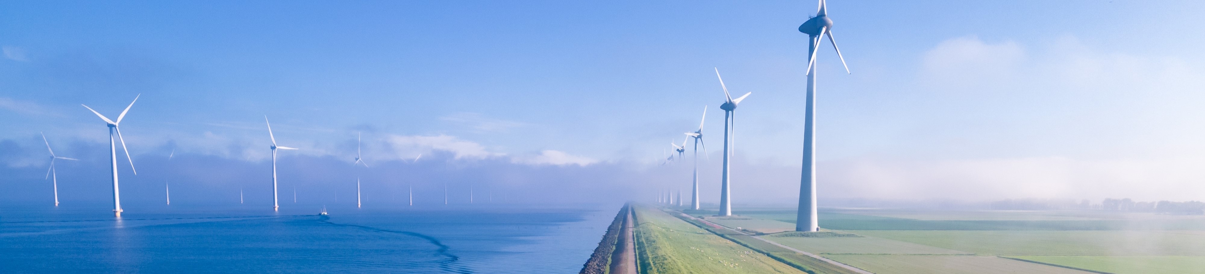 windmolens aan het water in Nederland