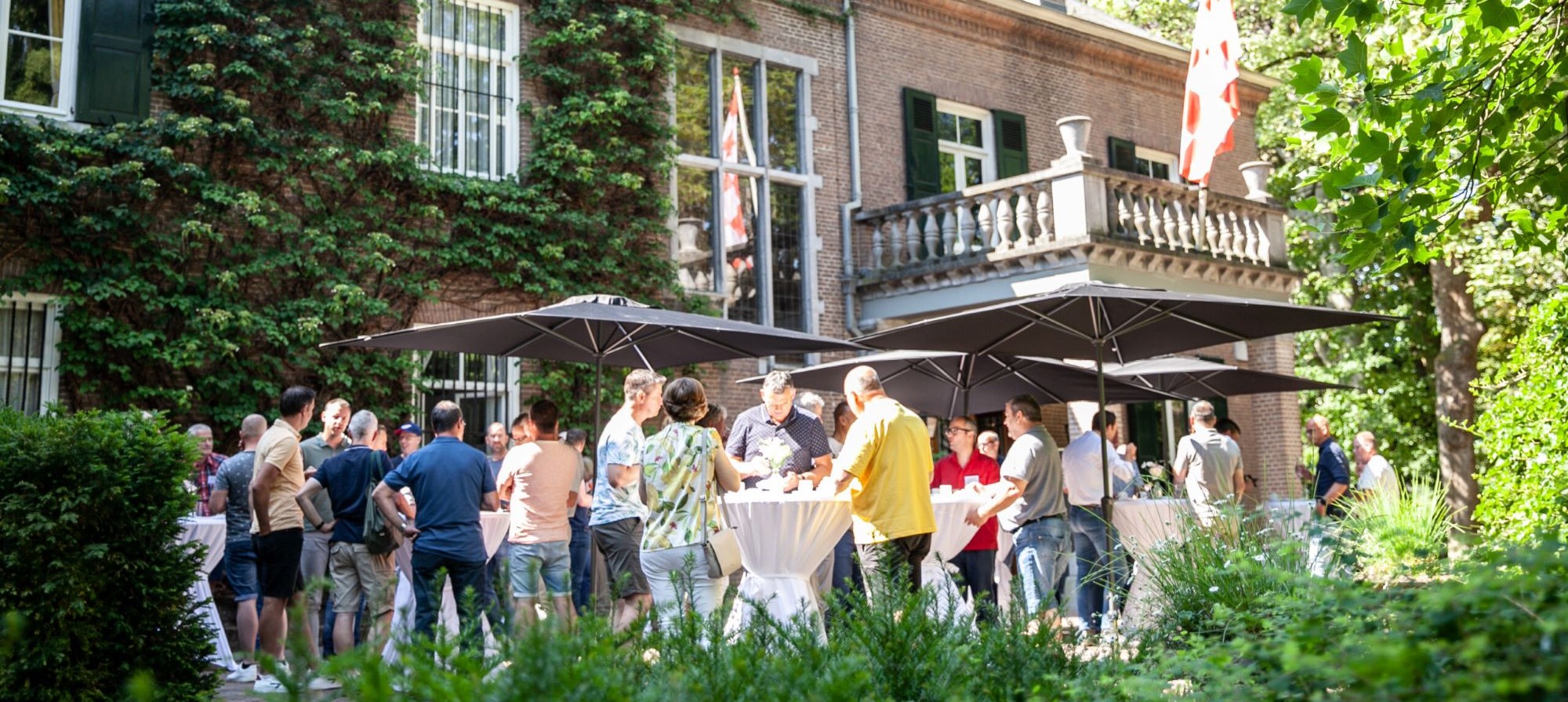 Mensen die borrelen na afloop van de Gebruikersdag