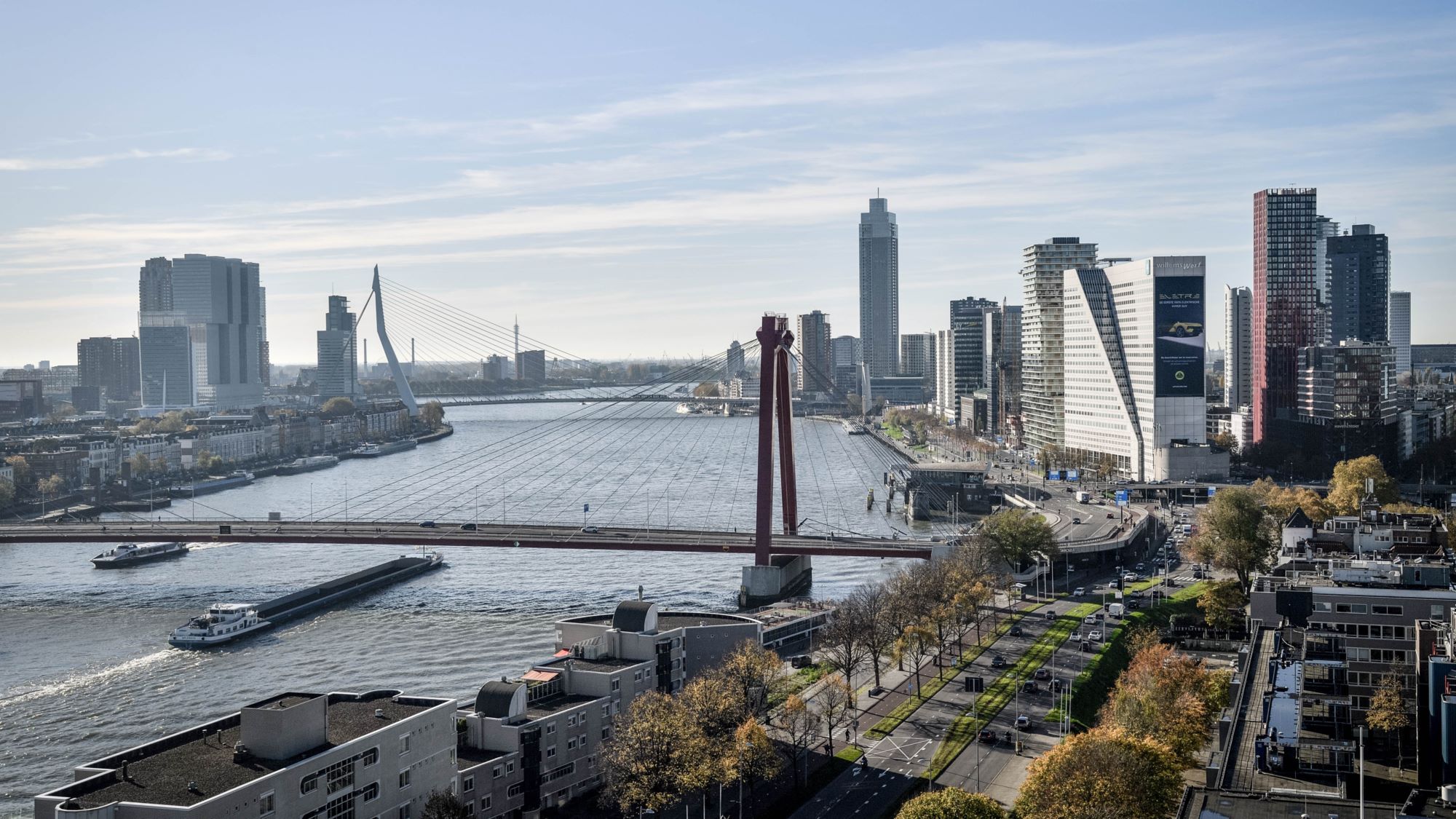 panorama view van Rotterdam met de Erasmusbrug