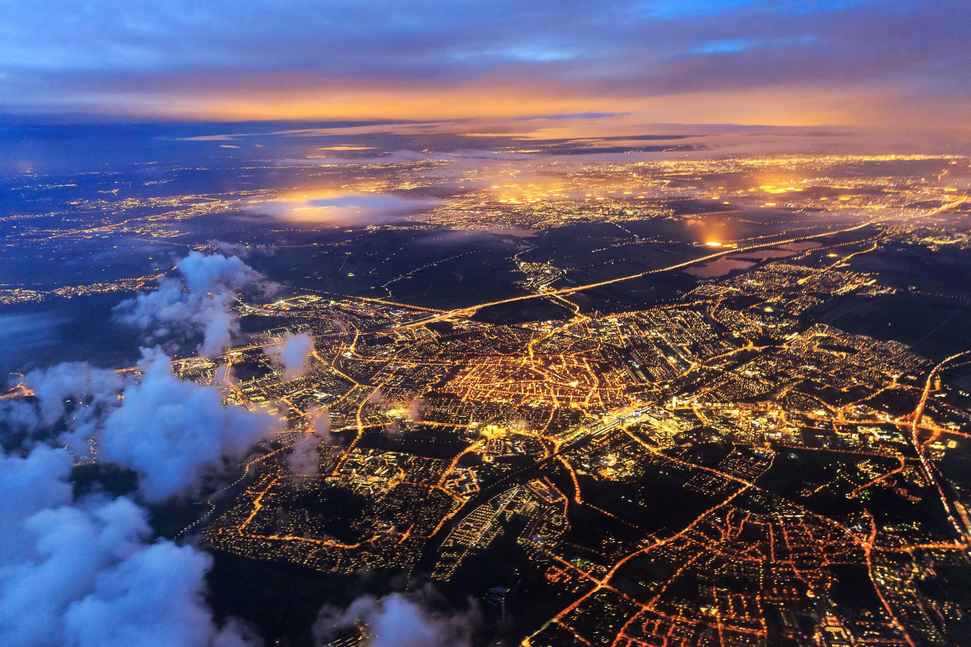 luchtfoto van stad in de avond met wolken