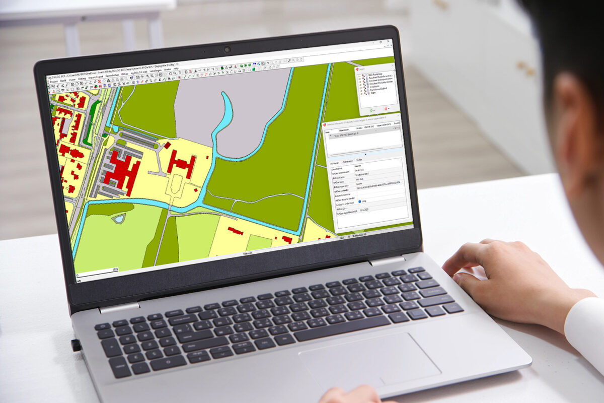 Man werkt achter laptop met een screenshot van dg DIALOG BGT