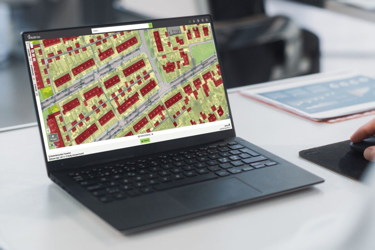 Persoon is aan het werken op een laptop en gebruikt de software dg DIALOG Web