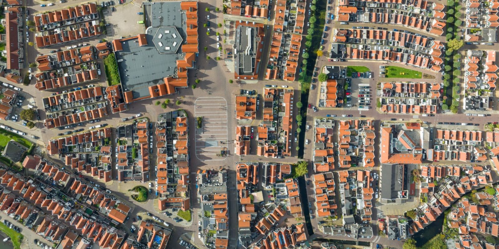 Luchtfoto van dorp in Nederland
