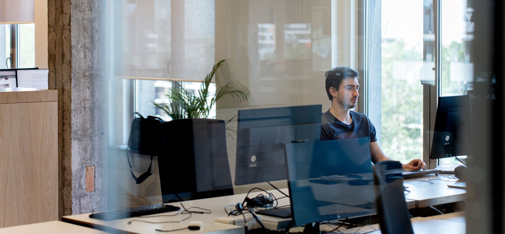 Man die aan het werk is op kantoor